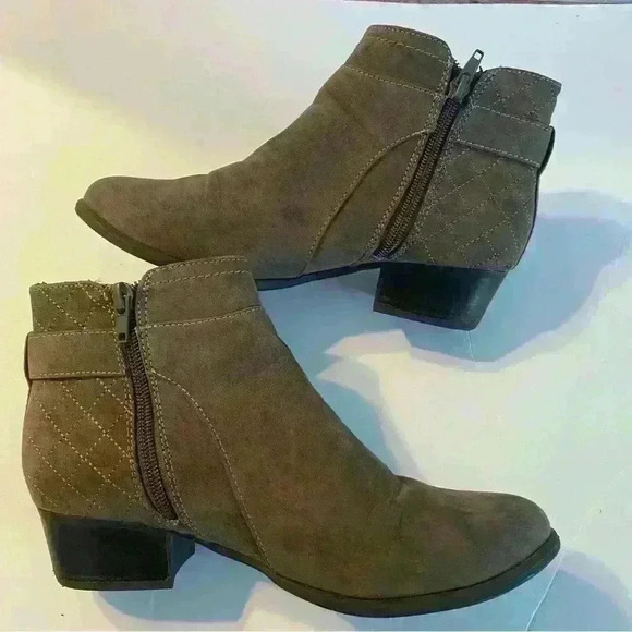 Unisa Women’s Ankle Boot Size 7.5 Taupe Side Zip Buckle Accent. - Picture 11 of 14